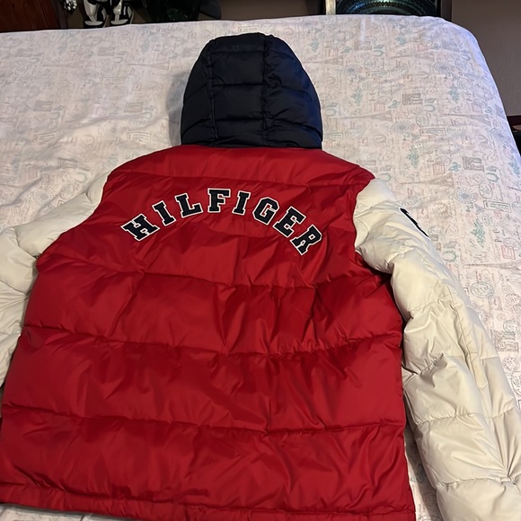 3 color Red White and Navy Blue Tommy Hilfiger jacket - Picture 5 of 6